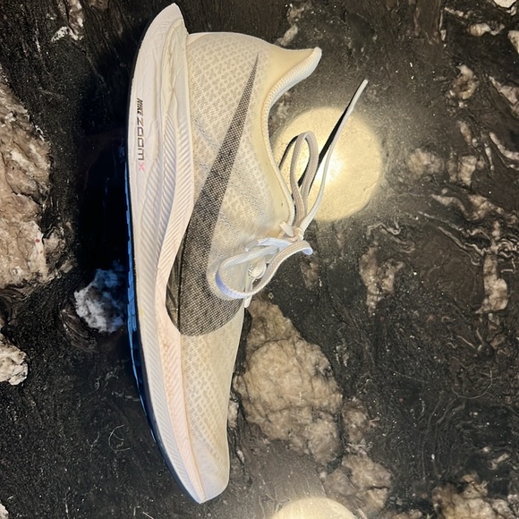 Women’s Nike Pegasus 35 Turbo sneakers in white. - Picture 4 of 4